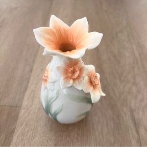 FRANZ Porcelain Vase DAFFODIL TOPPER DESIGN SCULPTURED ~ signed‎ by Artist